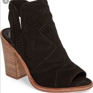 Vince Camuto Black Suede Size 5.5